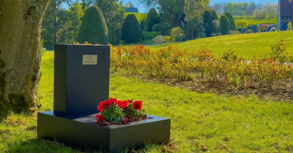Enterrer son chien dans son jardin ? Monument pour Yuki dans son jardin