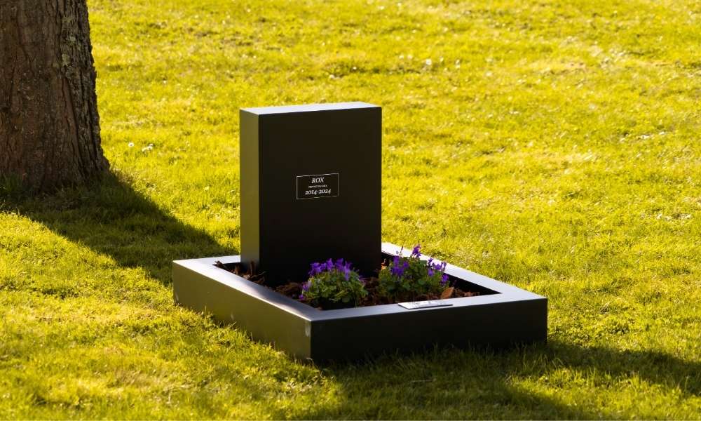 Une alternative à l'enterrement, un monument pour receuillir les cendres de son chien dans son jardin