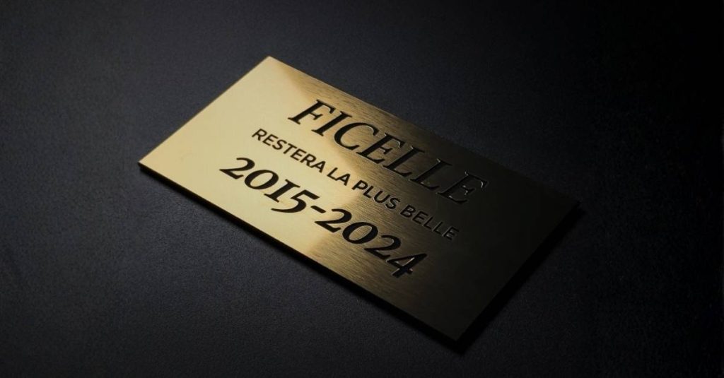 Quelle citation gravée sur une plaque commémorative pour le deuil de son chat ?